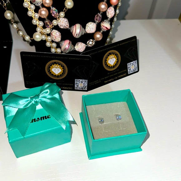 Jewelry - NWOT 1 Cttw brilliant white Moissanite earrings